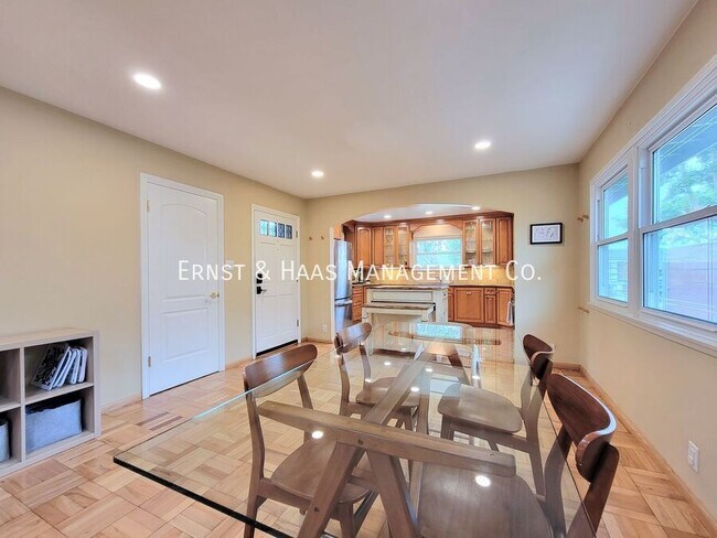 Building Photo - 2054 Pattiz Ave