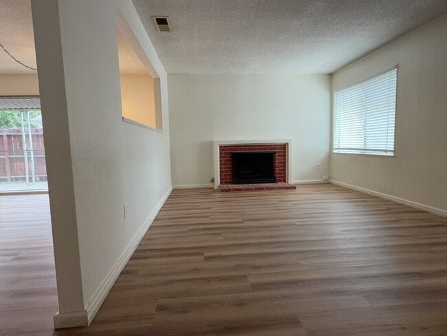 Building Photo - Charming 3-Bed Oasis with 2 Baths on Olymp...