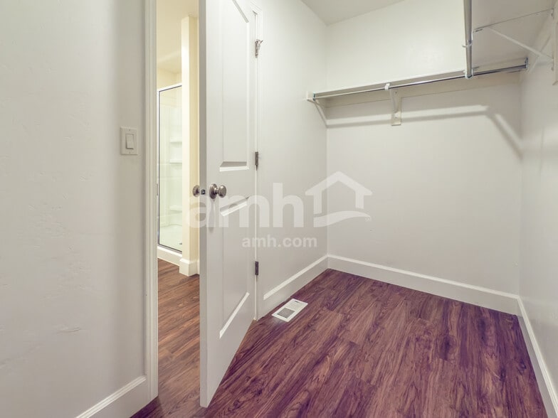 Building Photo - 1247 E Meadow Ranch Ln