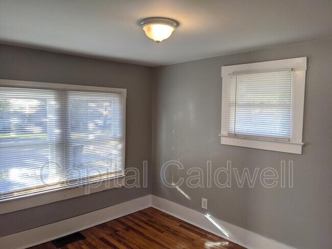 Building Photo - 304 E Hanna Ave