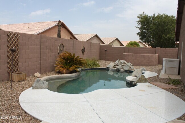 Building Photo - 740 W Baylor Ln