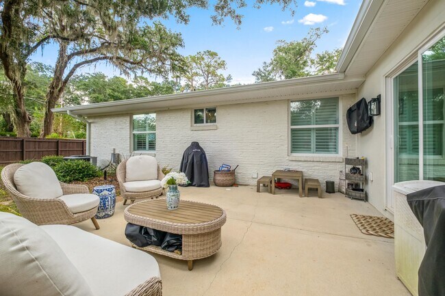 Building Photo - 605 Waverly Rd