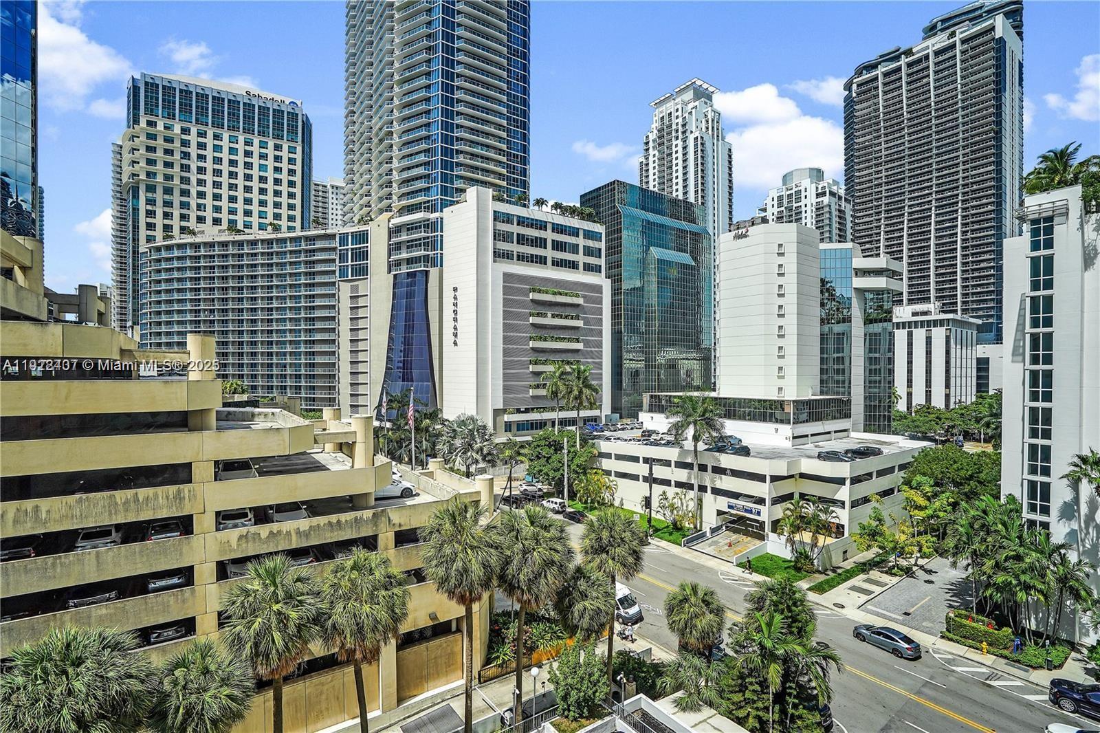 Building Photo - 999 Brickell Bay Dr