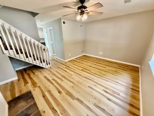 Building Photo - 830 White Oak Dr