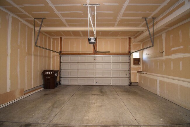 Building Photo - Modern 4 bed Home in Prime West Valley Location!!