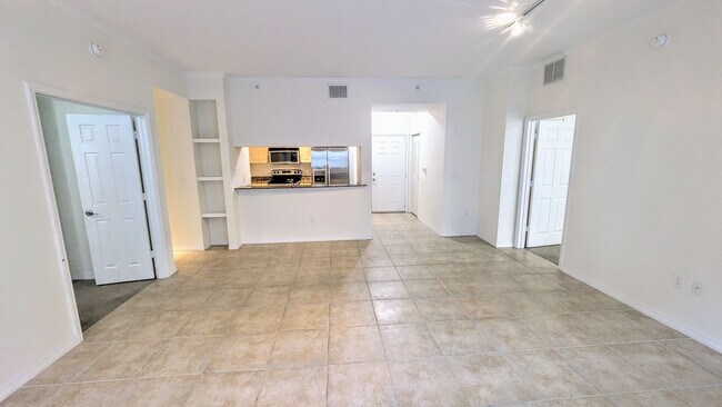 Building Photo - Annual Unfurnished 2/2 Condo in Downtown S...