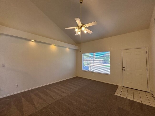 Building Photo - SPACIOUS 3 BEDROOM TOWNHOME FOR RENT IN DO...