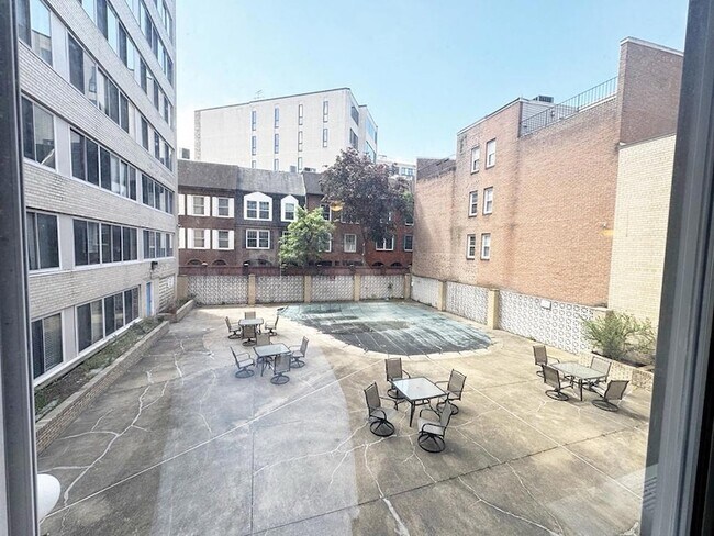 Building Photo - 922 24th St NW