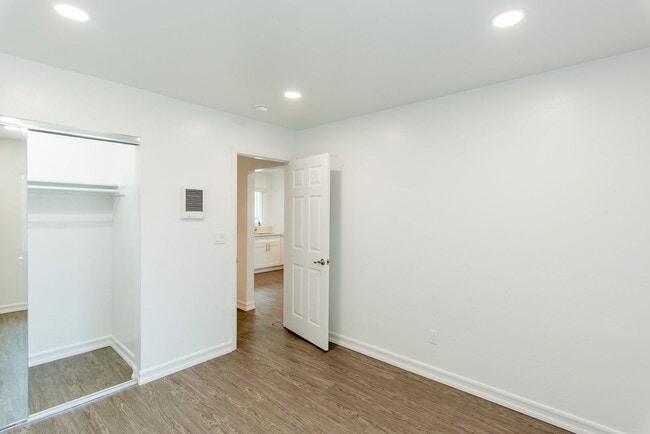 Building Photo - 462 Davidson St