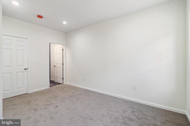 Building Photo - 912 N Milton Ave