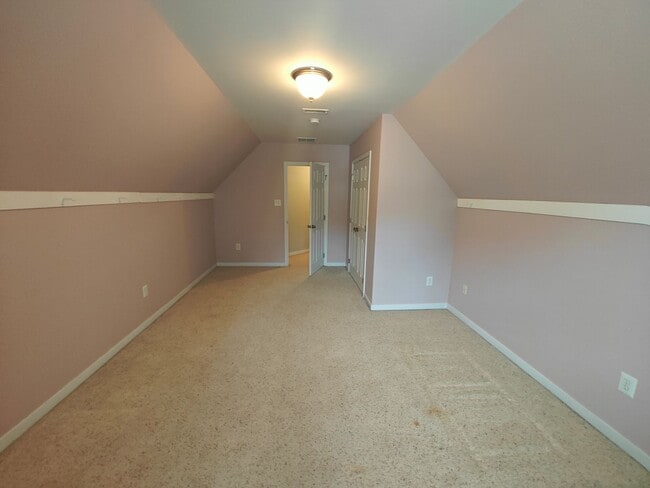 Building Photo - 4 bedroom home with a garage on cull de sa...