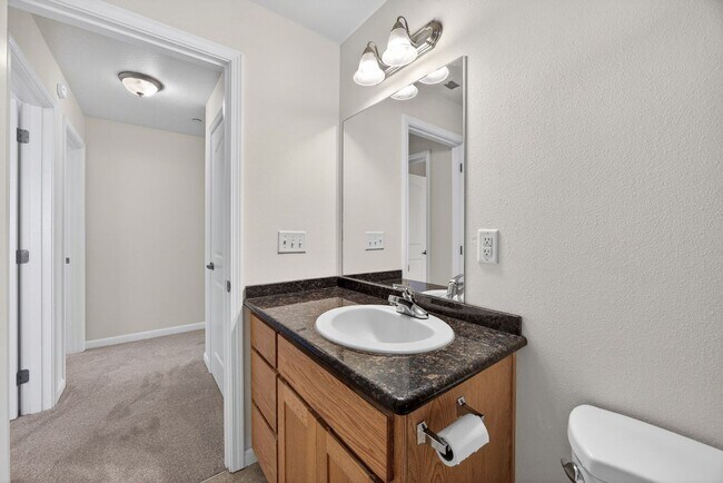 Building Photo - Spacious 2 Bedroom, 2 bath 2nd Floor Apartment