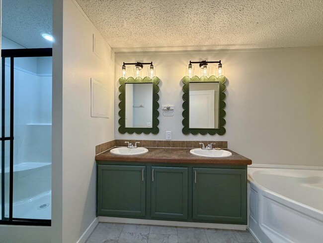 Building Photo - 1015 27th St SE