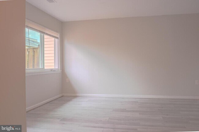 Building Photo - 8622 Village Square Dr