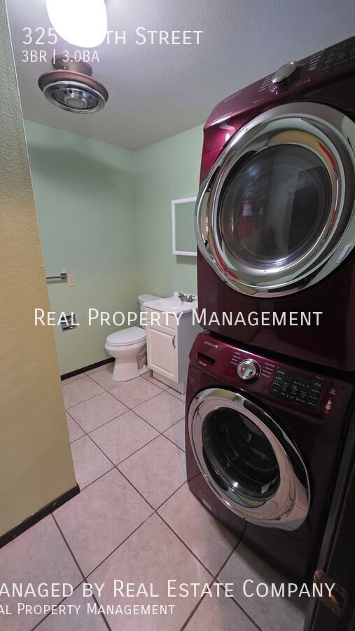 Building Photo - 325 W 7th St