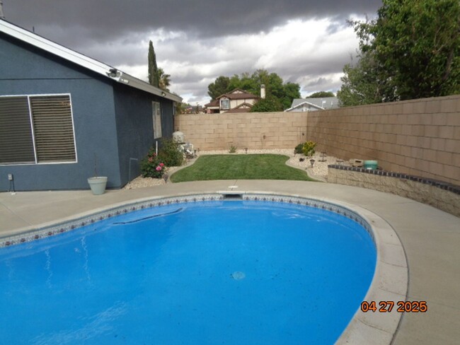 Building Photo - East Lancaster Pool Home