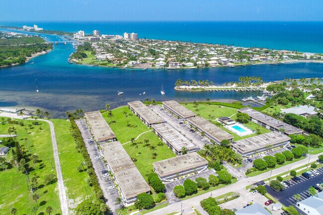 Building Photo - 755 Saturn St