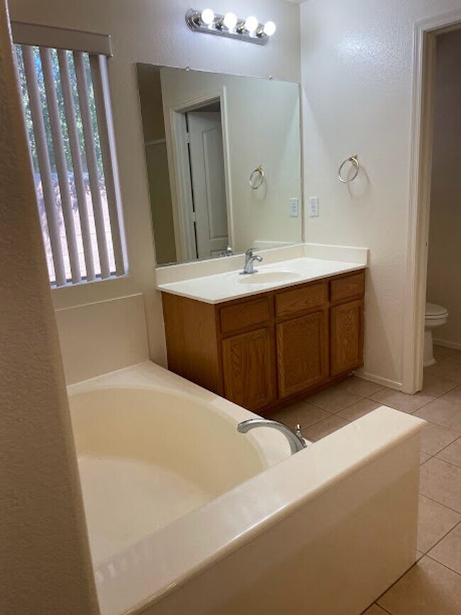 Building Photo - Nice 4bdrm + den in Avondale CWS