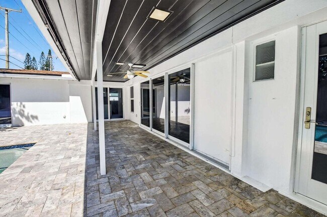 Building Photo - 714 SW 25th Ave