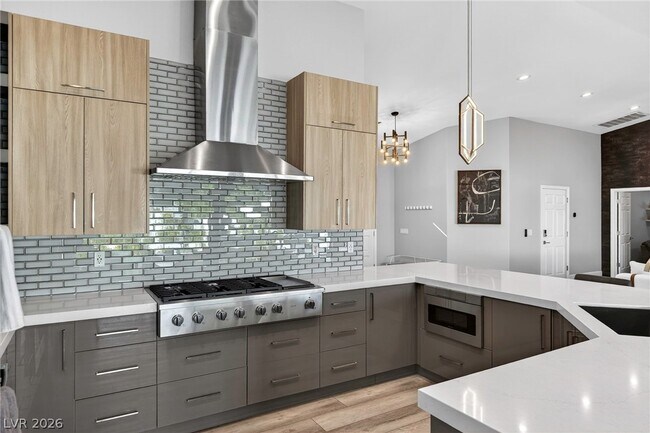 Building Photo - 363 E Robindale Rd