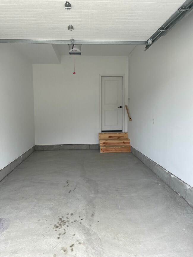 Garage - 894 Caleb Xing