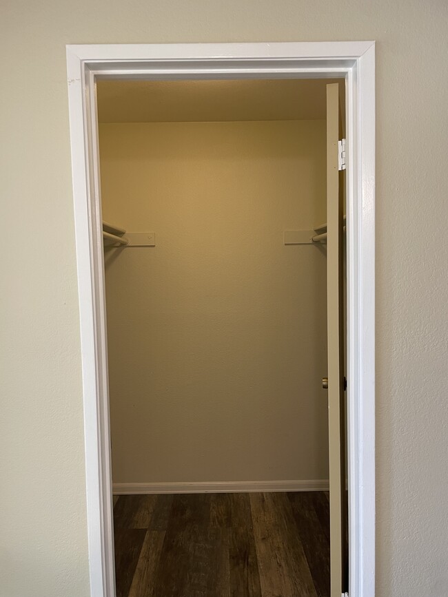 walk-in closet - 685 Dartmore Ln