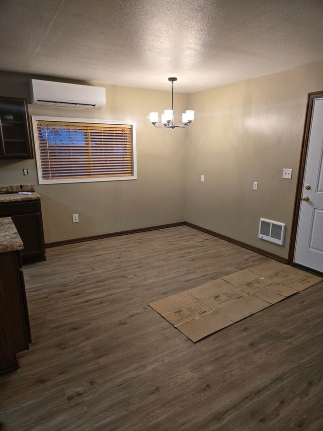 Building Photo - 2 Bedroom 1 Bath Rancher Close to Deer Park