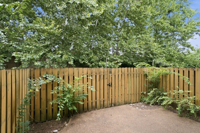 Building Photo - Charming Townhouse in Green Hills