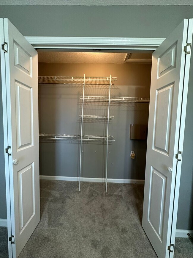 Building Photo - 2 bedroom/1.5 bath end unit townhome in gr...