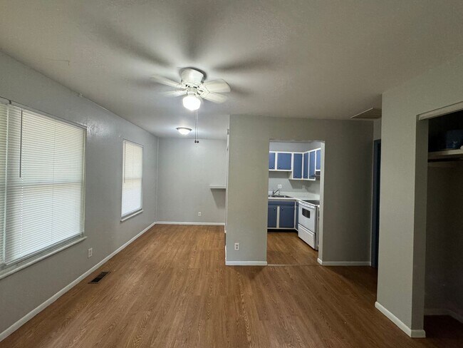 Building Photo - 2108 W Sunset Dr