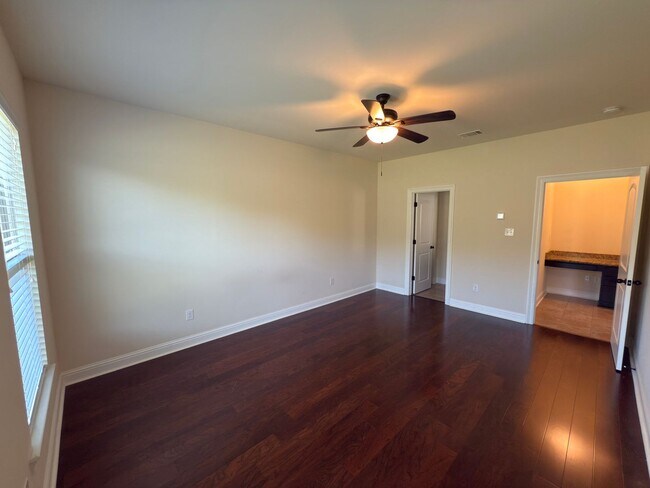 Building Photo - 3-Bedroom Home with Central AC, Gas Fireplace & Spacious Backyard