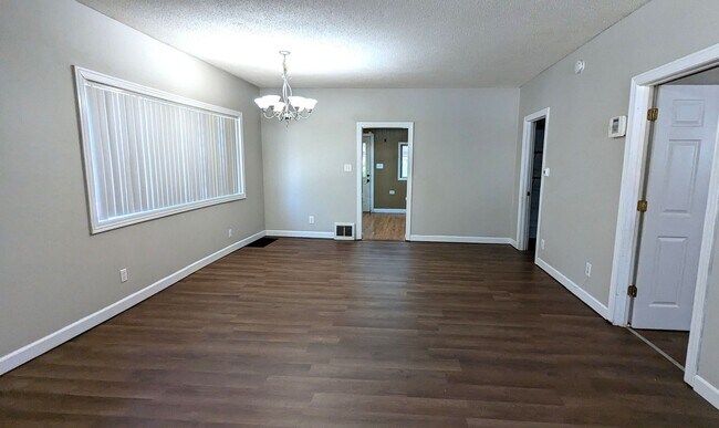 Building Photo - 1674 Manz St