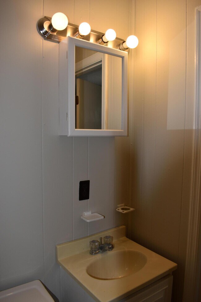 Building Photo - 1006 Red Bird Rd