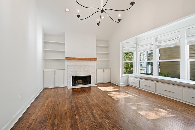 Building Photo - 1566 Country Club Dr