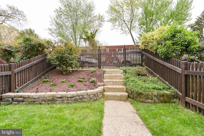 Building Photo - 629 S Henry St