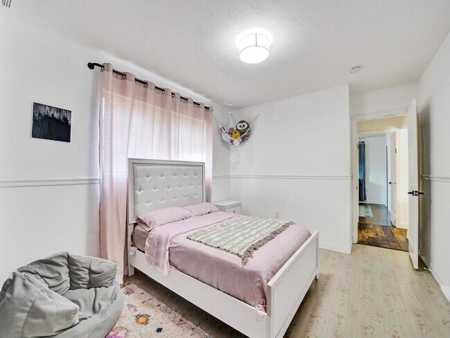 Building Photo - 4960 SW 89th Ave