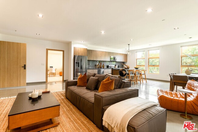 Primary Photo - 547 N Sweetzer Ave