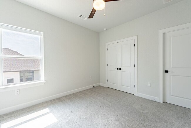Building Photo - Amazing 3 bedroom, 2 bathroom home in East Austin!