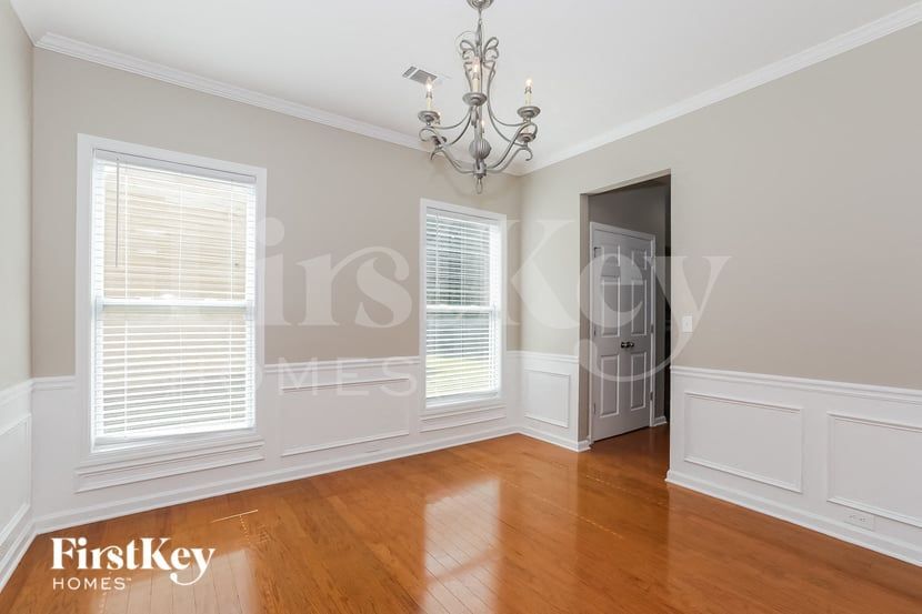 Building Photo - 1530 Hedington Cir SE