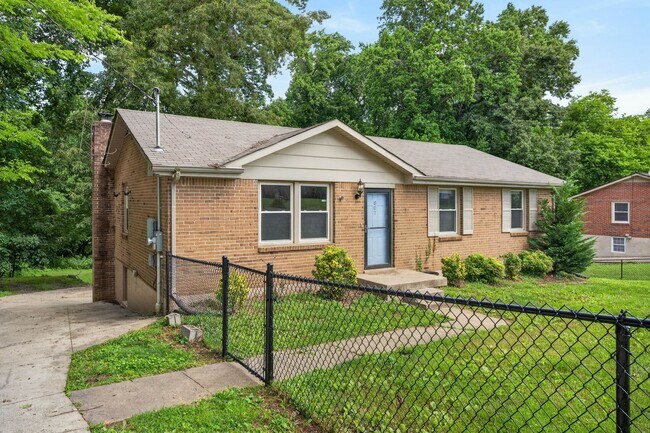 Building Photo - 3 Bedroom Pet Friendly Home For Rent Near Heritage Park!