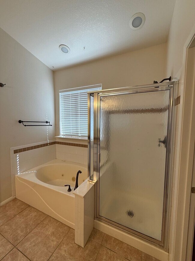 Building Photo - Gated Northshore Community Single Story Three Bedroom plus Den