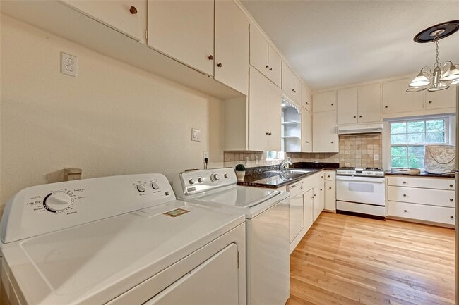 Building Photo - 4628 Roseneath Dr