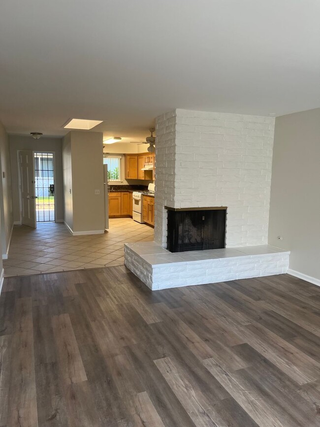 Building Photo - Gorgeous 2Bedroom/2Bath Townhome in Escondido