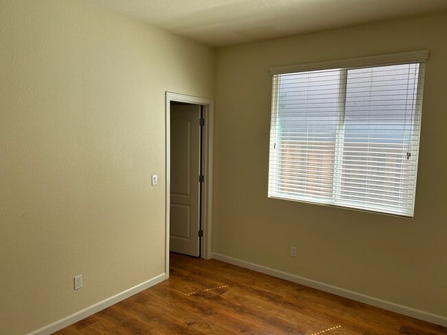 Building Photo - 1537 Sycamore Dr