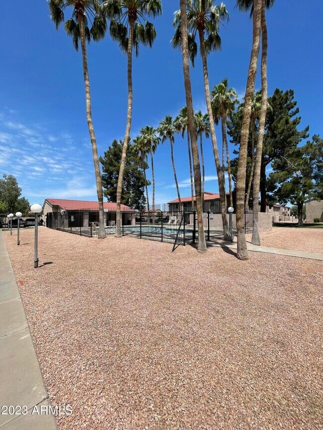 Building Photo - 623 W Guadalupe Rd