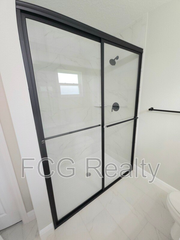 Building Photo - 9412 N Pineview Way