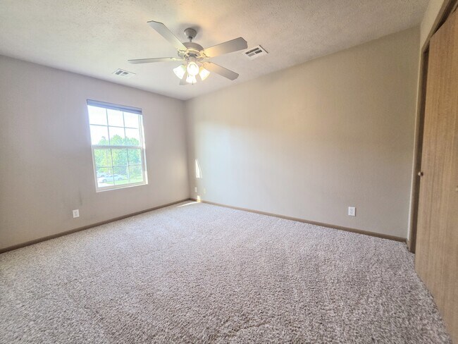 Building Photo - 606 Highland Ridge Dr