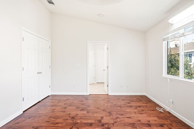 Building Photo - Beautiful single 4 Bed, 2.5 Bath Family Home in Quiet Neighborhood!