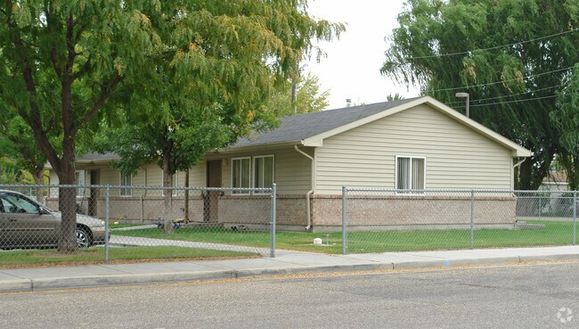 Primary Photo - 812 4th St N