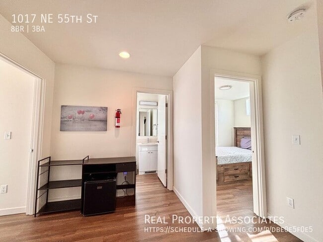 Building Photo - 1017 NE 55th St